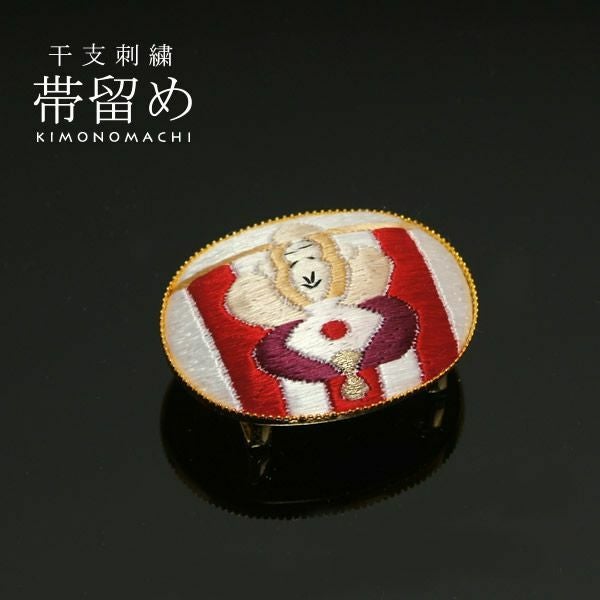 十二支刺繍帯留め「紅白、扇子を持った猿（申、さる）」干支帯留干支柄 十二支柄 和装小物 お正月着物に