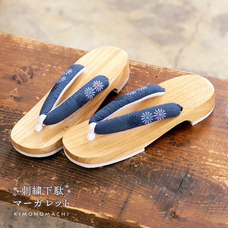 女性下駄単品「刺繍下駄　マーガレット紺」フリーサイズ（Lサイズ） 23～24.5cm 痛くなりにくい 下駄 女性 レディース KIMONOMACHIオリジナル 桐下駄 浴衣・夏着物に 浴衣下駄