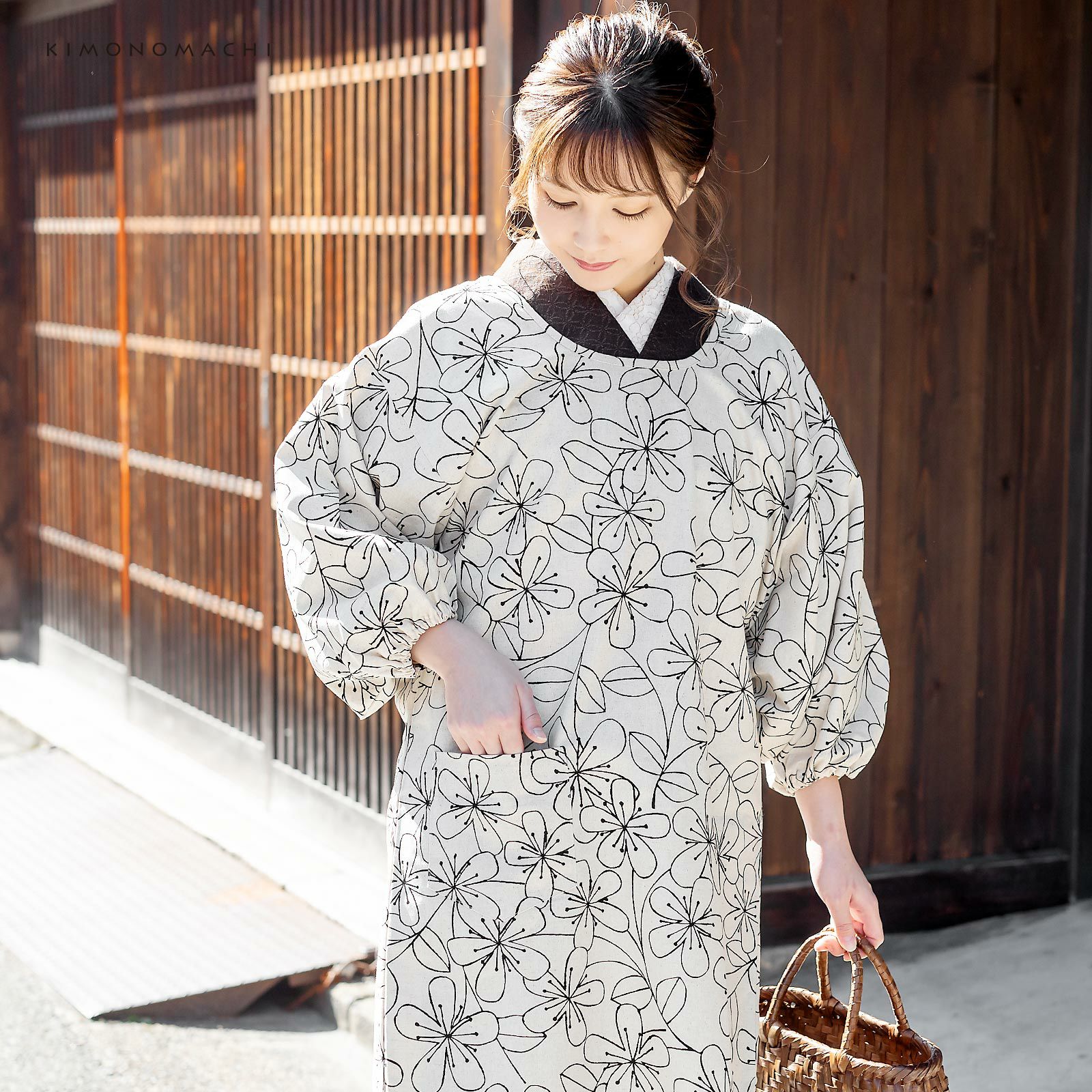 ロング丈 割烹着「ベージュ 花」実用的 日本製 オシャレ かわいい 綿