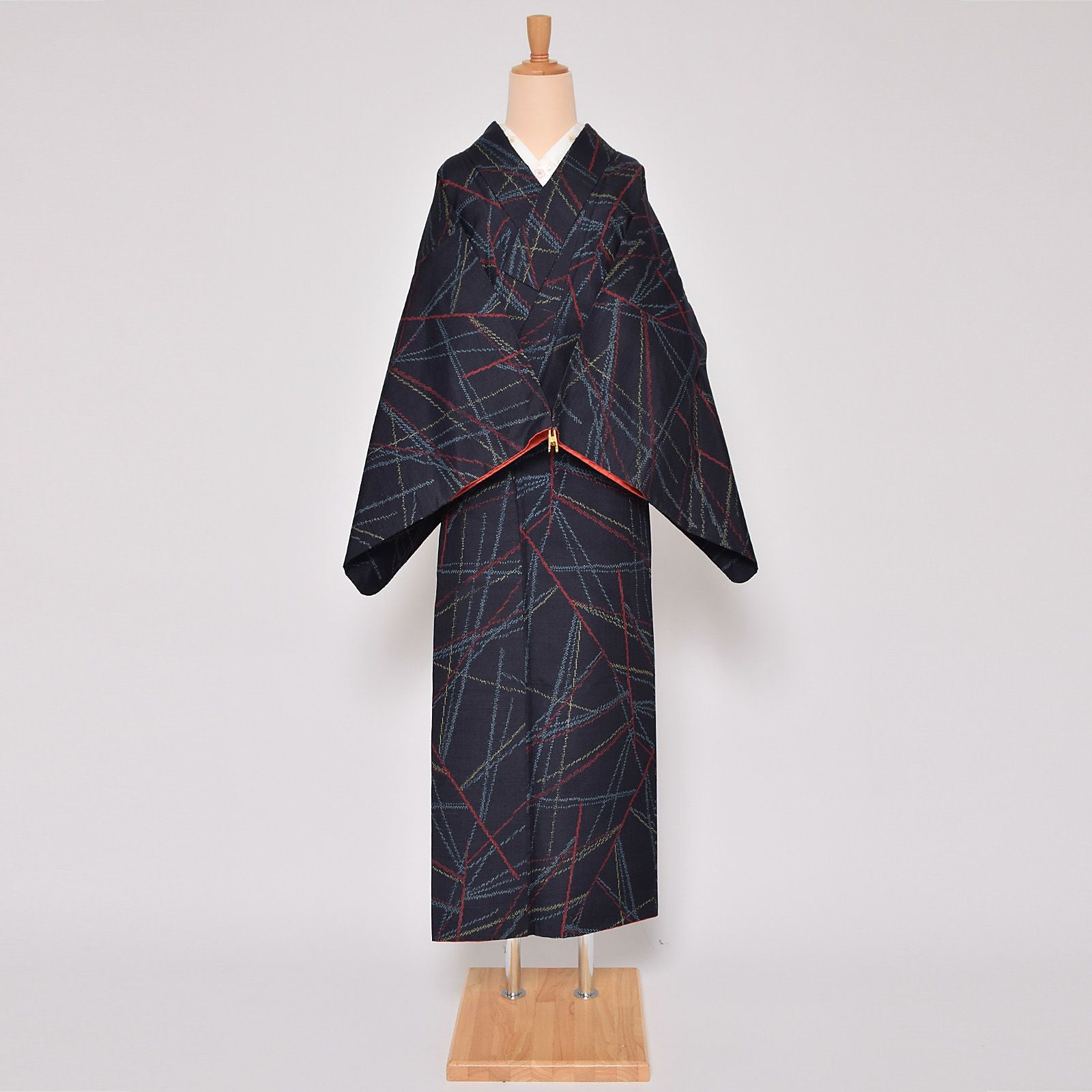 【中古品】「紺　カラフル線」仕立て上がり リサイクル着物 小紋 袷 紬