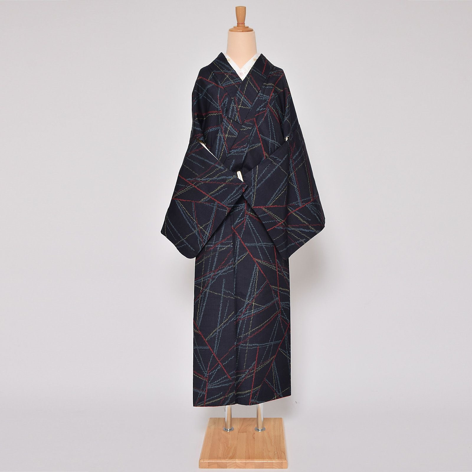 中古品】「紺 カラフル線」仕立て上がり リサイクル着物 小紋 袷 紬