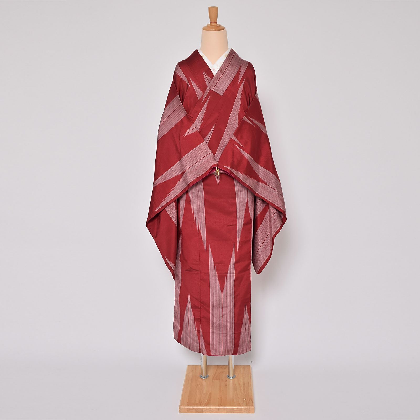 【中古品】「臙脂　赤　矢羽」仕立て上がり リサイクル着物 二尺袖着物 アンティーク着物 小紋 銘仙 袷