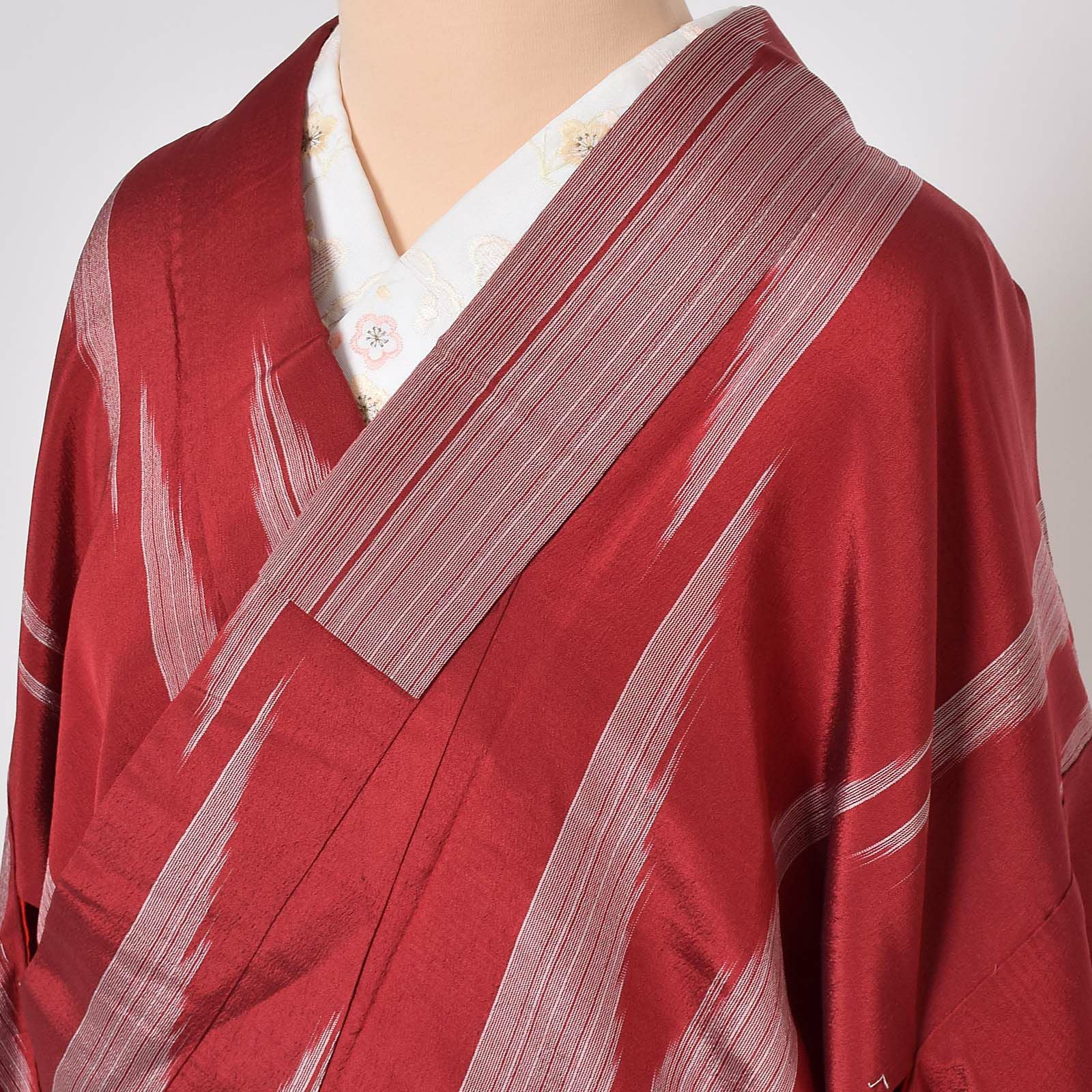 中古品】「臙脂 赤 矢羽」仕立て上がり リサイクル着物 二尺袖着物