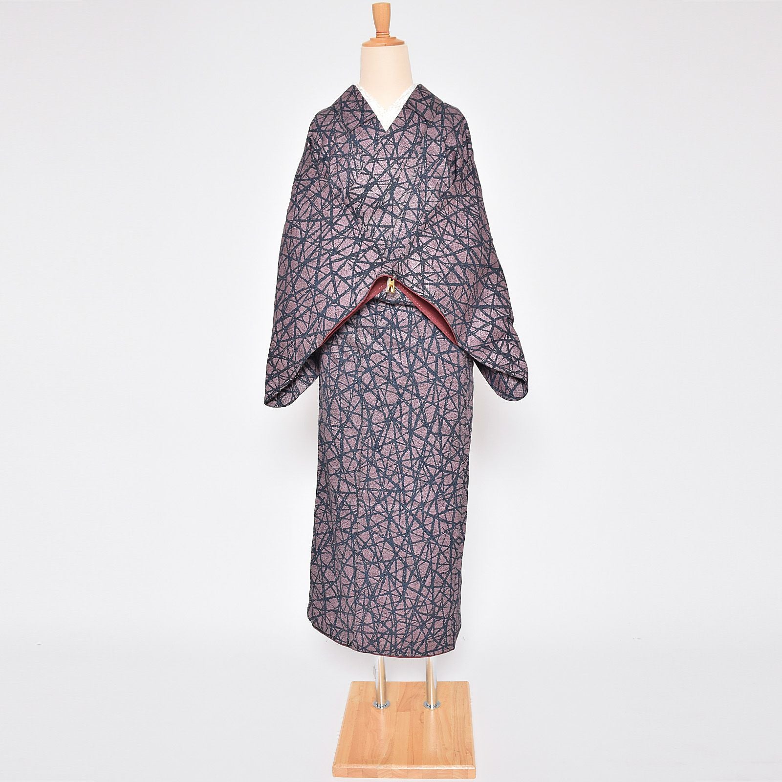 中古品】「縮緬 綸子 紫に網」仕立て上がり リサイクル着物 小紋 正絹