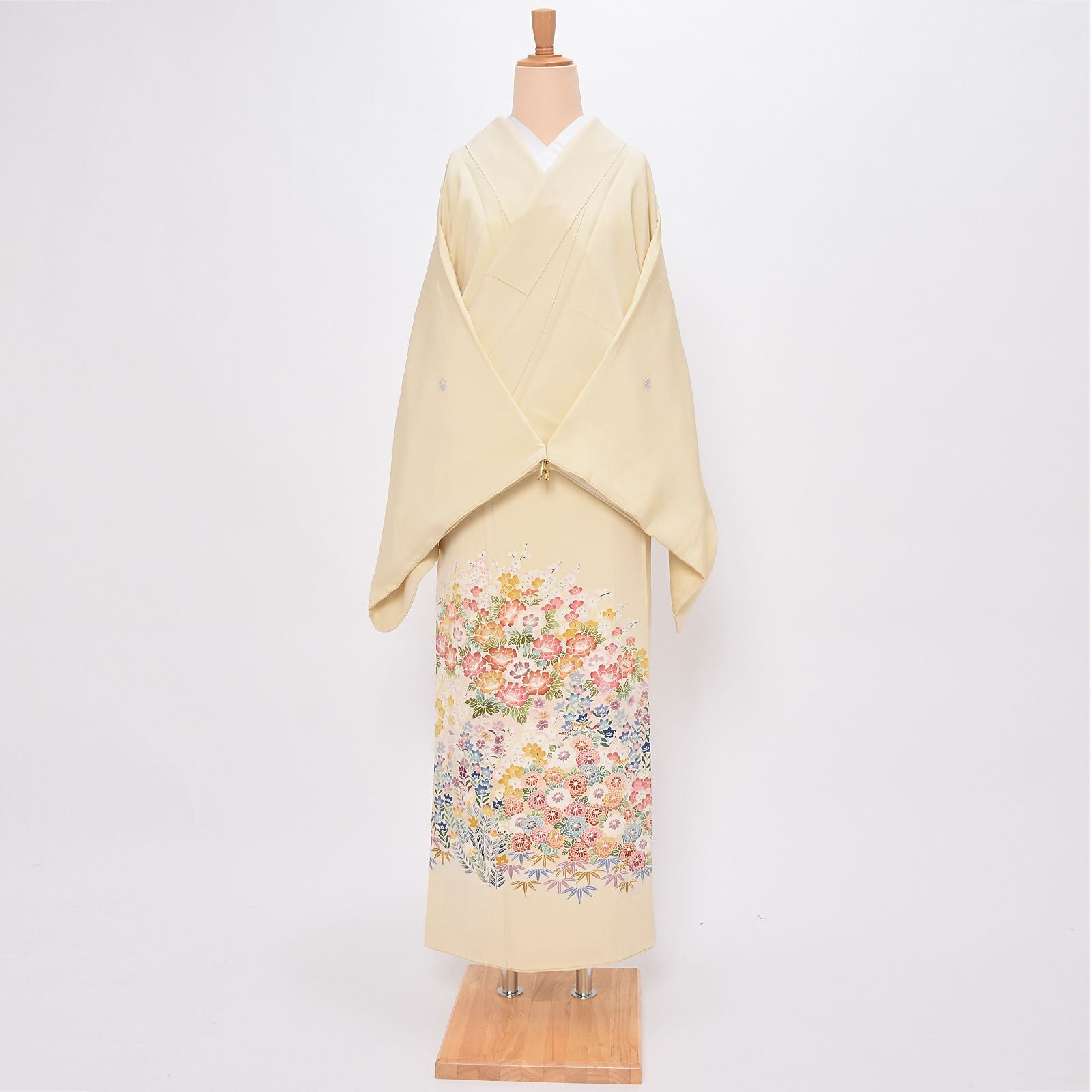 【中古品】「クリーム　花づくし」仕立て上がり 色留袖 正絹 袷 五三の桐 三つ紋 貸衣装処分 貸衣装処分 レンタル処分品 結婚式