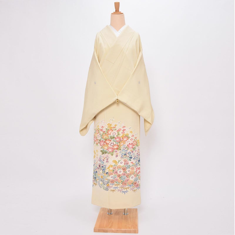 【中古品】「クリーム　花づくし」仕立て上がり 色留袖 正絹 袷 五三の桐 三つ紋 貸衣装処分 貸衣装処分 レンタル処分品 結婚式