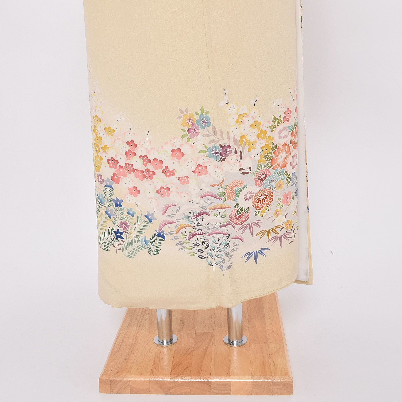 中古品】「クリーム 花づくし」仕立て上がり 色留袖 正絹 袷 五三の桐
