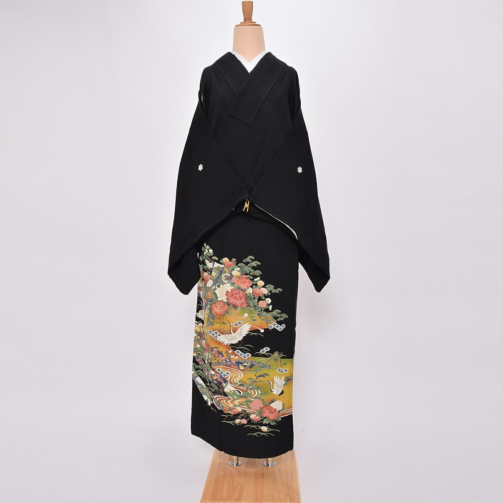 中古品】「熨斗 流水に飛翔鶴」仕立て上がり黒留袖 正絹 袷 五三の桐