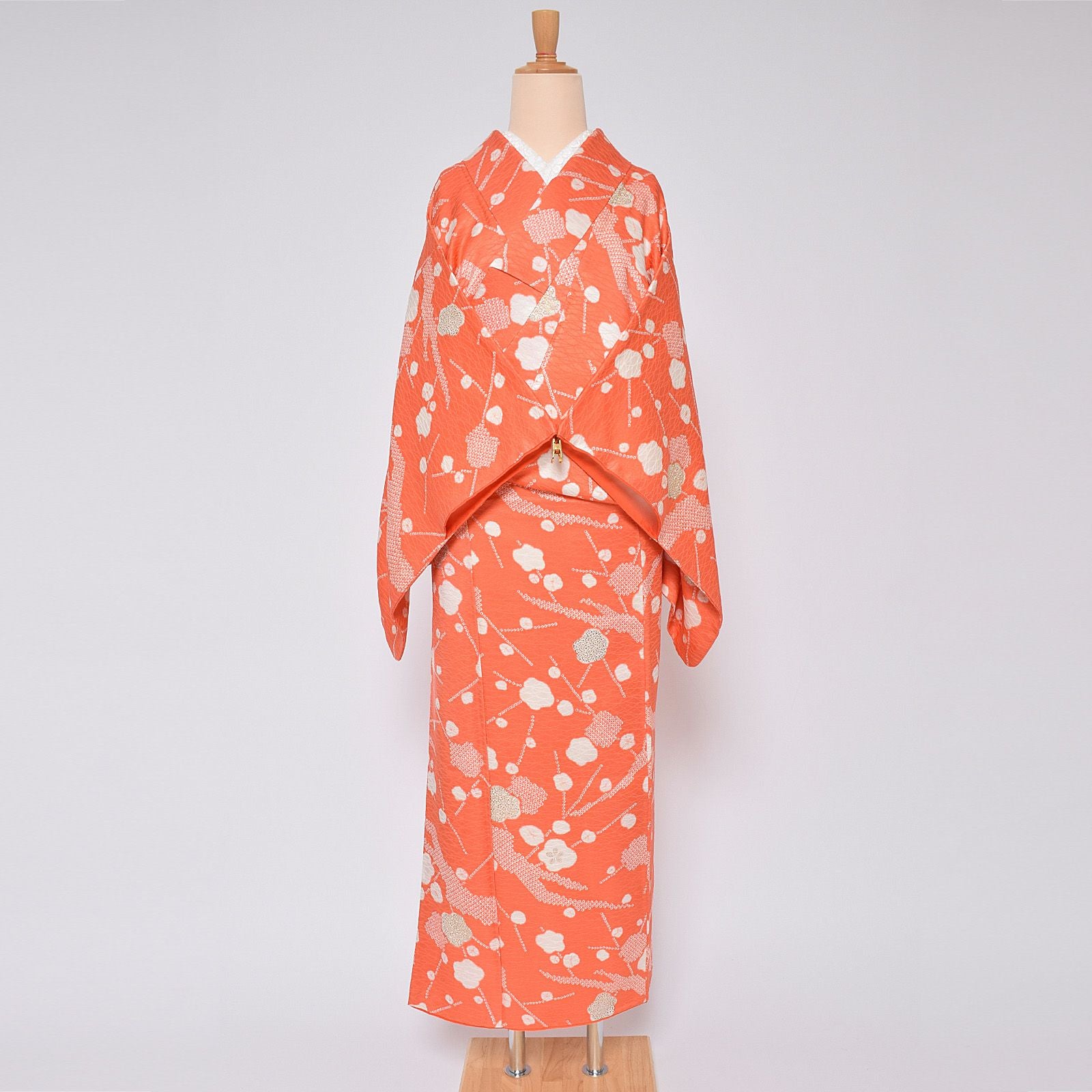 【中古品】仕立て上がり 袷着物 「紅唐色　露芝の地紋に疋田と淡雪」 小紋 正絹