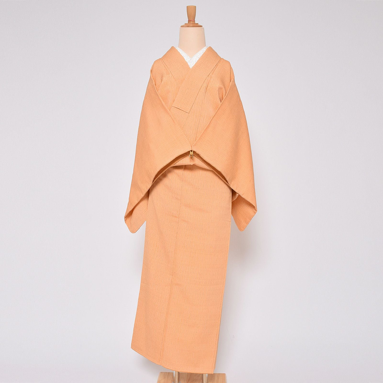 【中古品】仕立て上がり 袷着物 「縮緬　明るいオレンジによろけ縞」 小紋 正絹