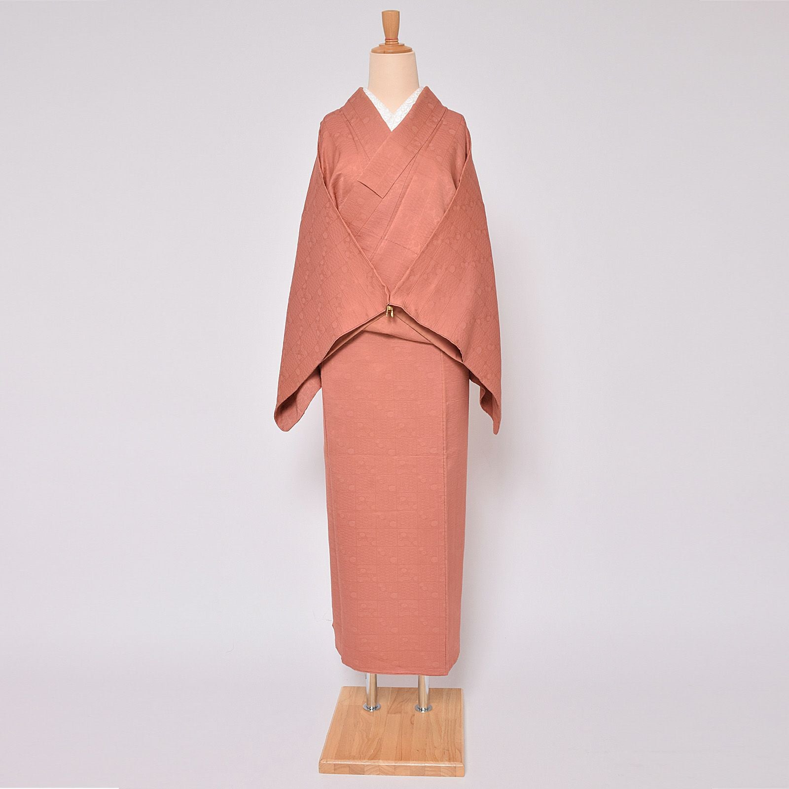 【中古品】仕立て上がり 袷着物 「紅樺色　格子に花と青海波地紋」 小紋 正絹 一つ紋