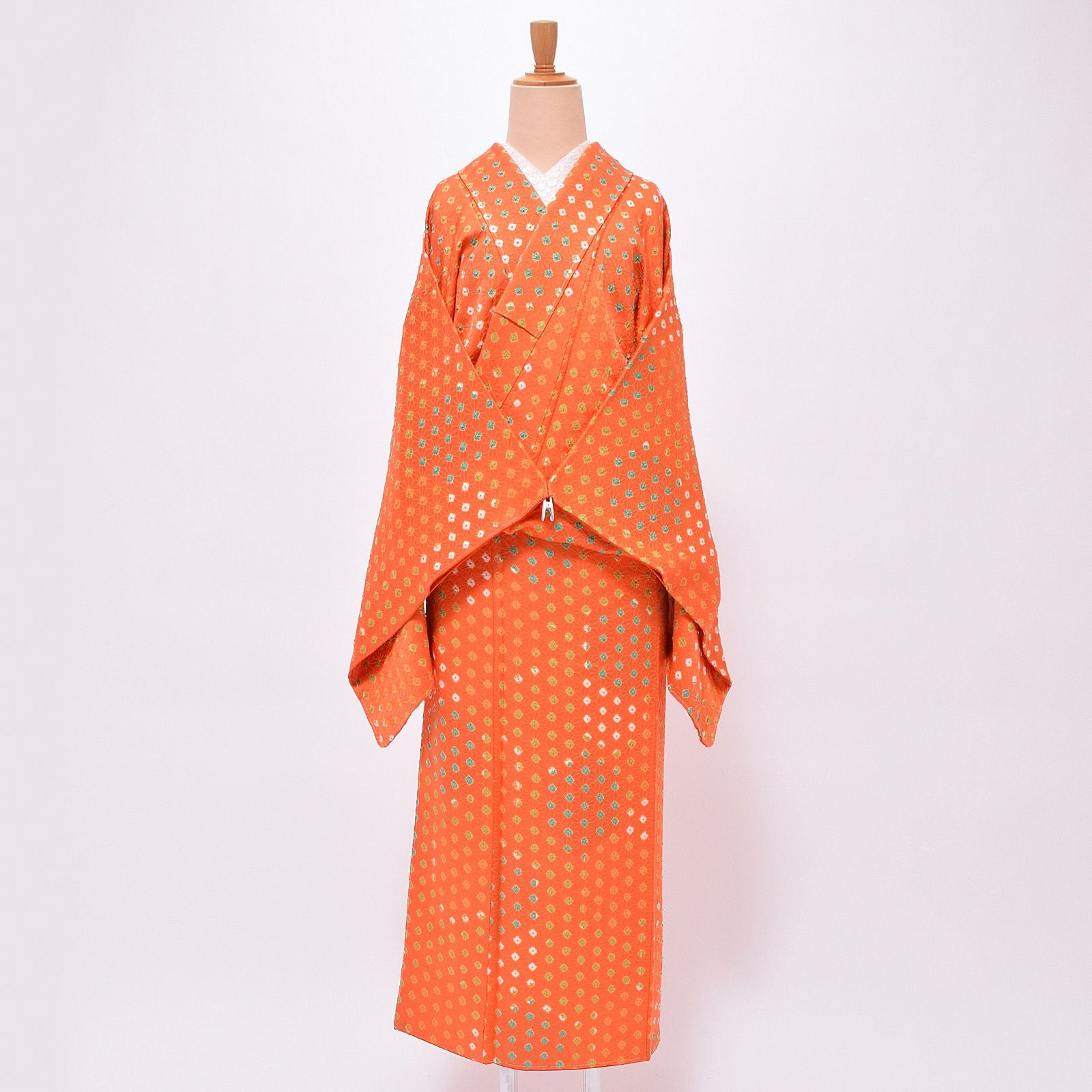 【中古品】仕立て上がり 袷着物 「朱色　麻の葉地紋に絞り」 小紋 正絹 絞り