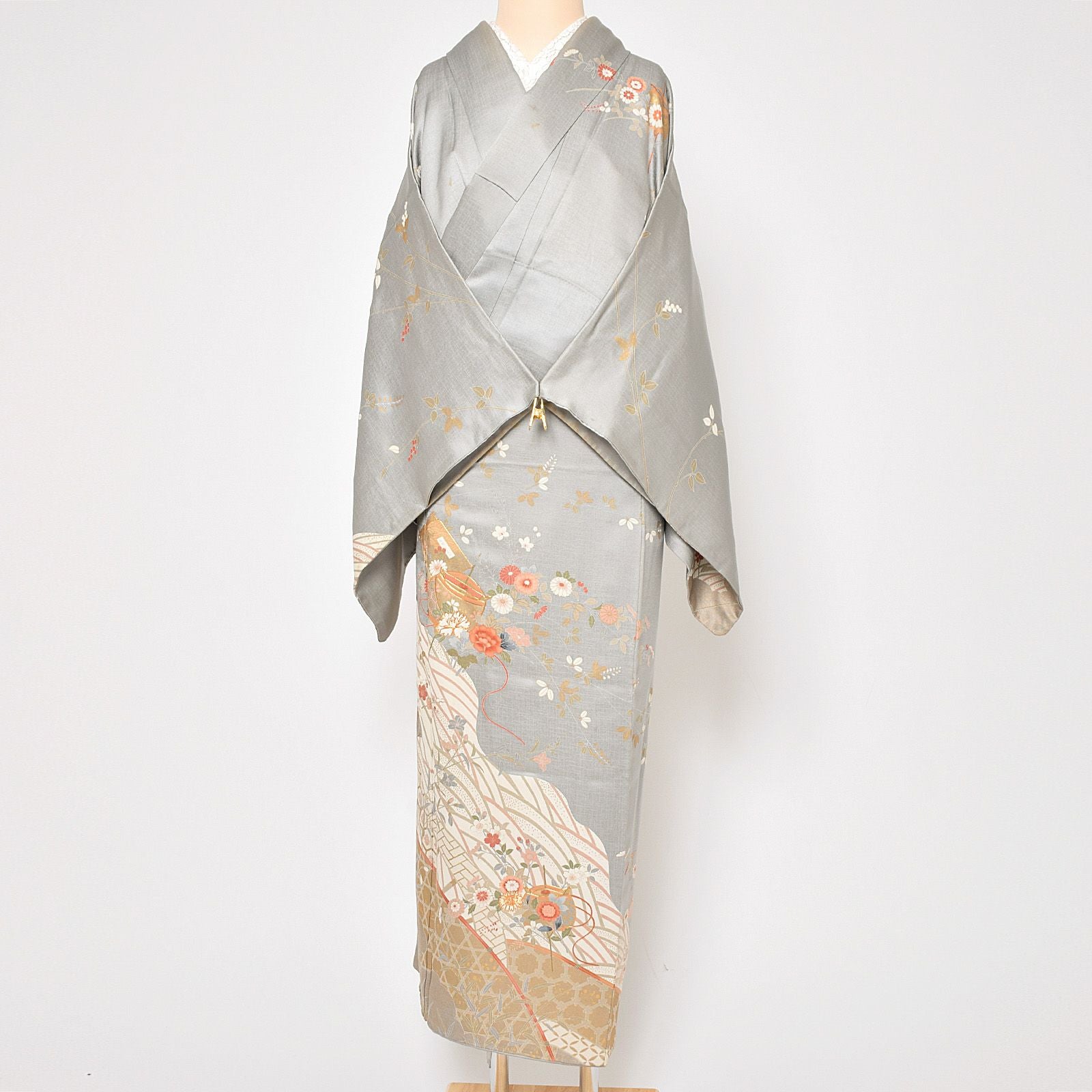 訪問着：美品：金色の菊と御所車：グレー色：袷正絹：仕付け糸：P93 Prices down3】【中古品】仕立て上がり 訪問着 「銀鼠 竹垣と流水に