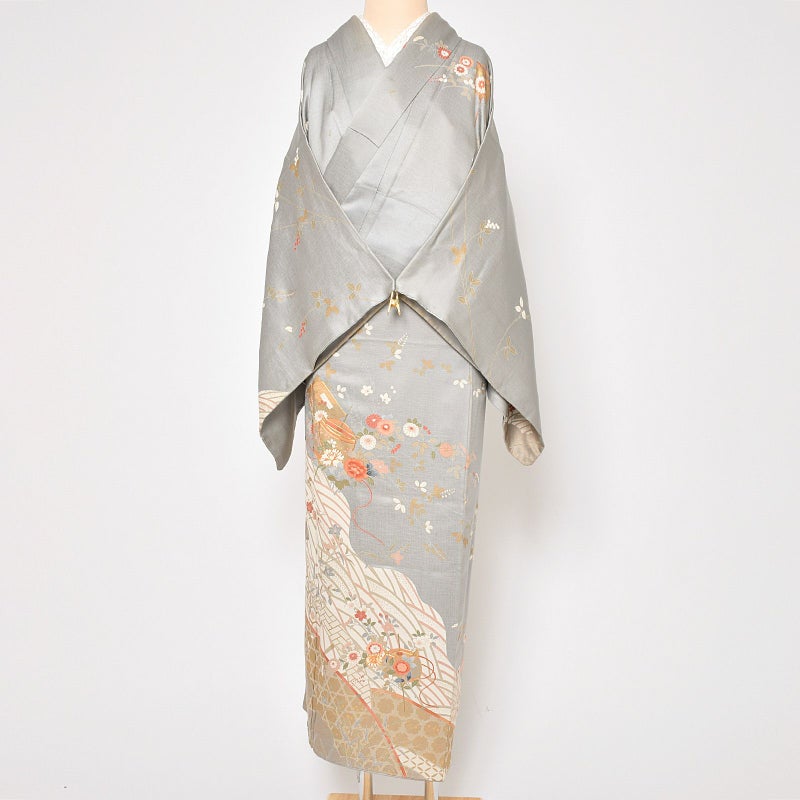 【中古品】仕立て上がり 訪問着 「銀鼠　竹垣と流水に秋冬の花と糸車　金駒刺繍」 袷 着物 正絹