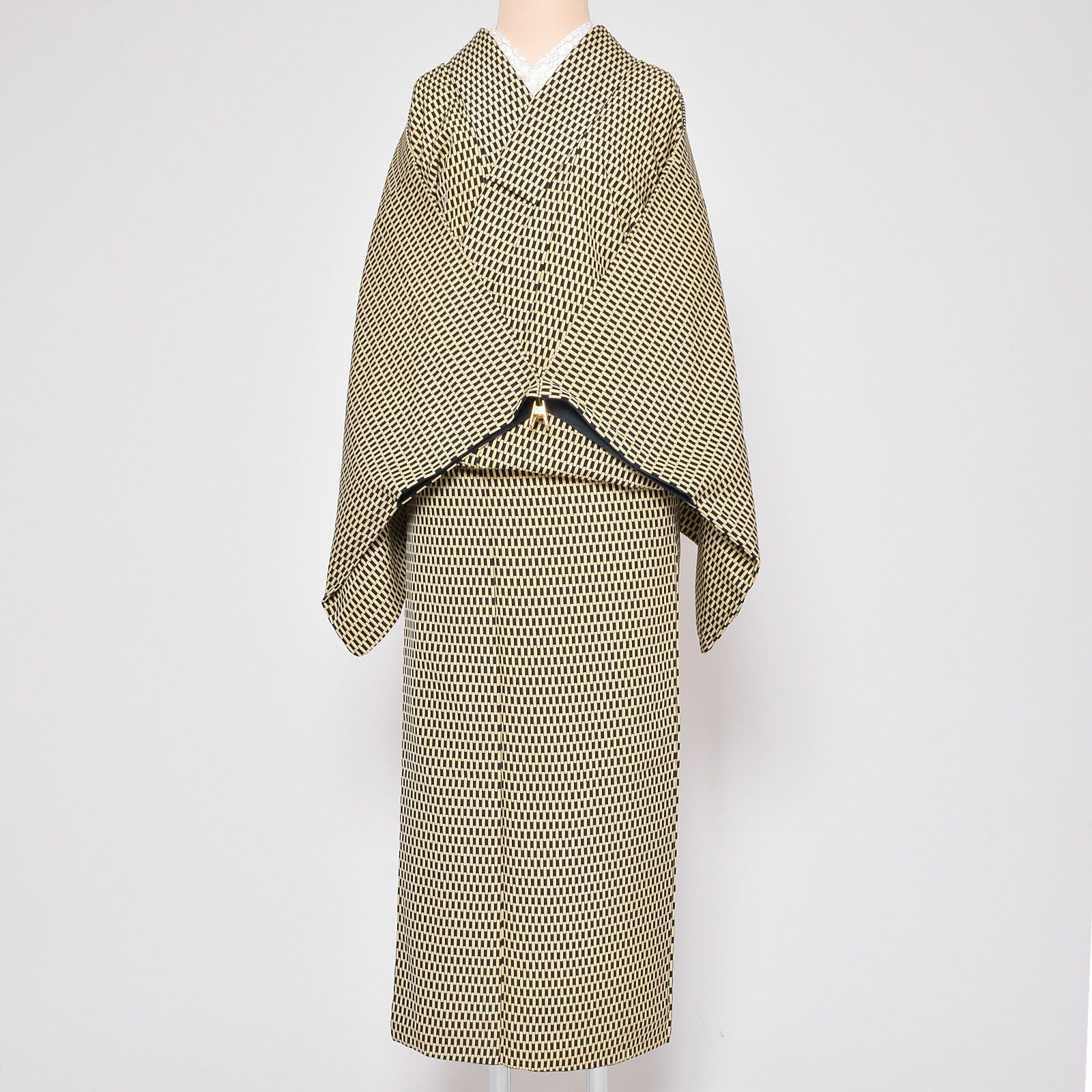 【中古品】仕立て上がり 袷着物 「薄黄色地　変わり格子」 小紋 正絹