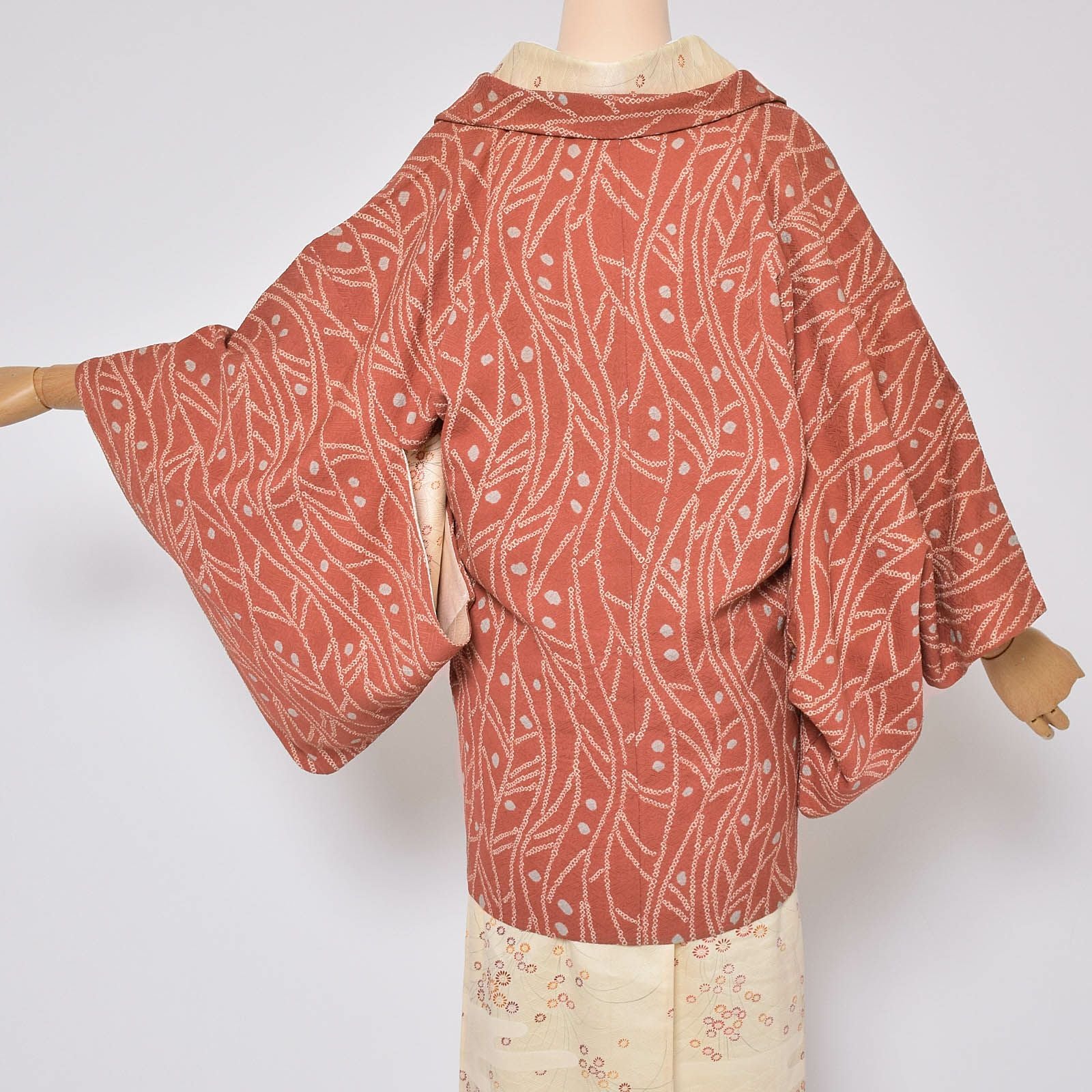 Prices down3】【中古品】羽織 「紗綾形地紋 赤茶 葉」 正絹 総絞り