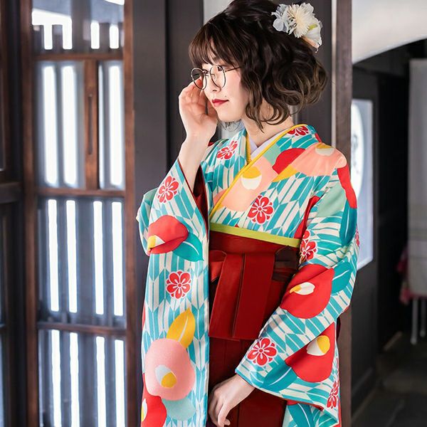 【中古品】卒業式袴セット 「二尺袖：クリーム/水色　矢絣に椿+袴：エンジ×矢絣」 貸衣装処分 レンタル処分品 二尺袖 袴 卒業式、謝恩会に