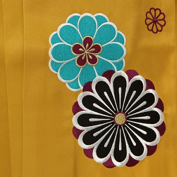 中古品】卒業式袴セット 「二尺袖：紺 矢羽根に菊と桜+袴：金茶×菊