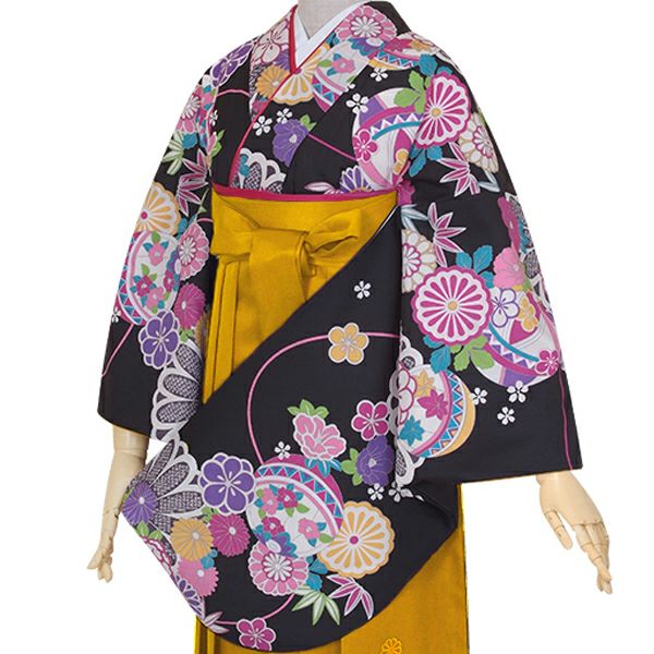 【中古品】卒業式袴セット 「二尺袖：黒　鞠に菊花+袴：金茶×菊　刺繍」 貸衣装処分 レンタル処分品 二尺袖 袴 卒業式、謝恩会に