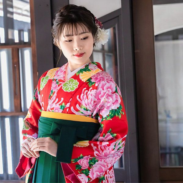 【中古品】卒業式袴セット 「二尺袖：赤　菊牡丹+袴：ライトグリーン×刺繍」 貸衣装処分 レンタル処分品 二尺袖 袴 卒業式、謝恩会に