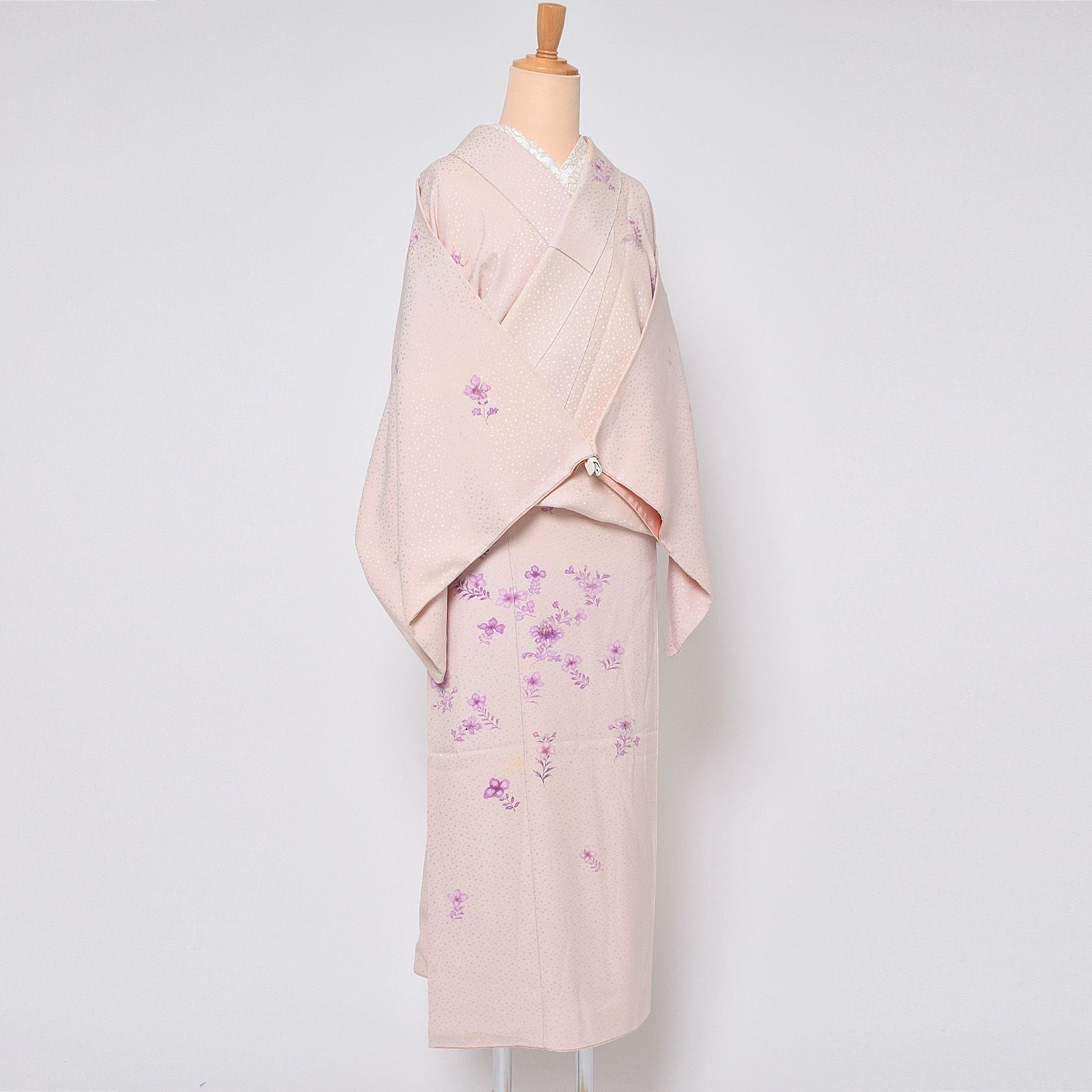 中古品】仕立て上がり 袷着物 「薄ピンク 紫の花々」 小紋 正絹 地紋