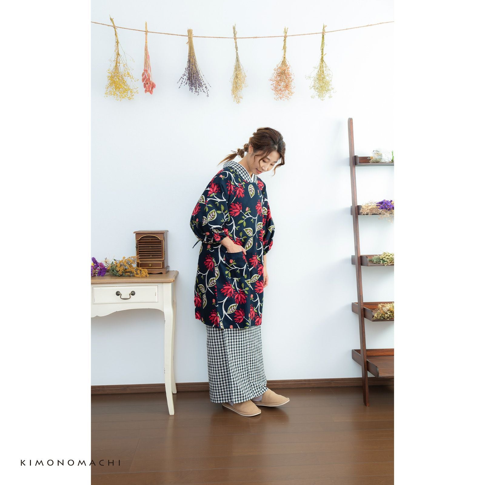 ロング丈 割烹着 「ネイビーブラックモダンフラワー」 実用的 日本製