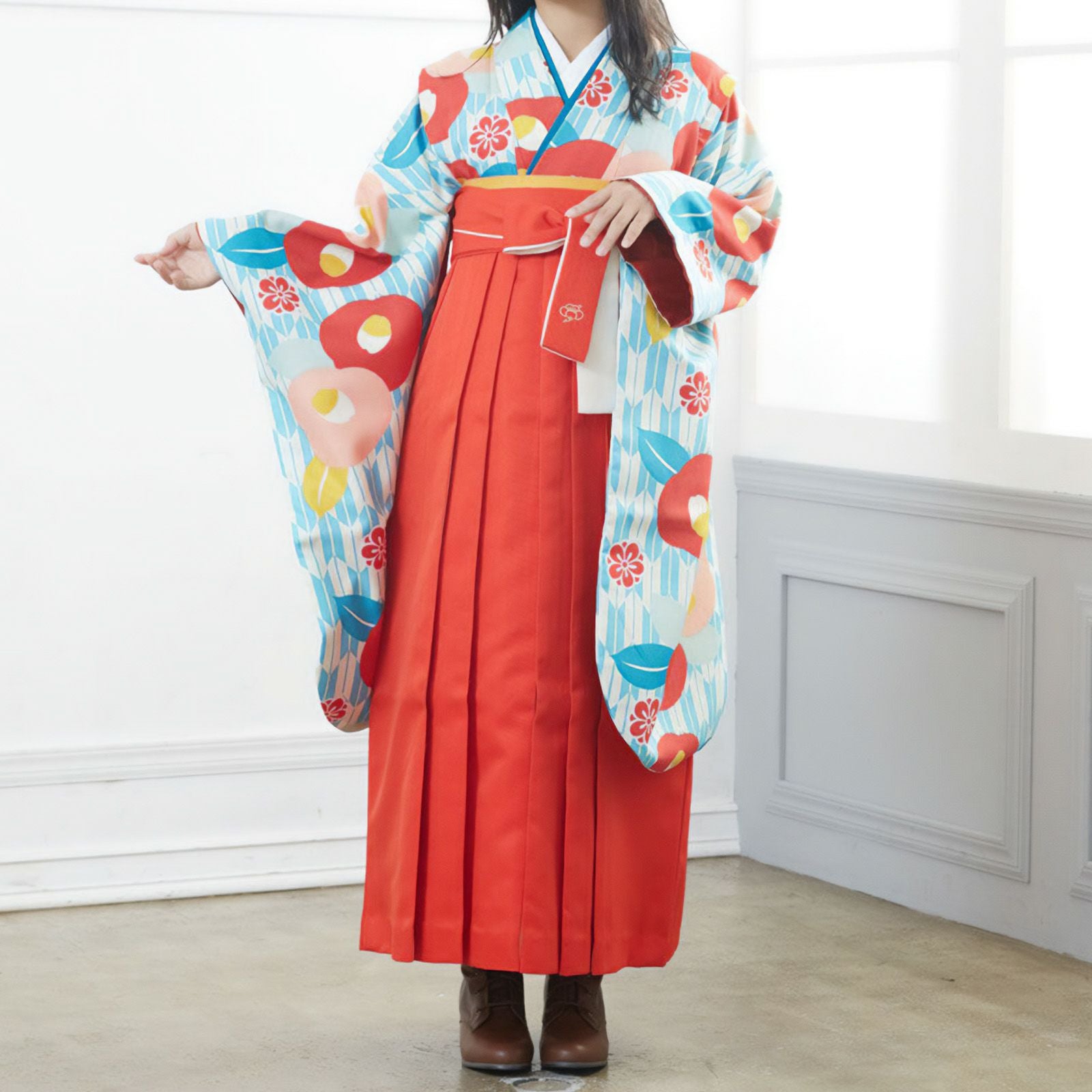 中古品】ジュニア用 振袖単品「クリーム/水色 矢絣に椿」仕立て上がり