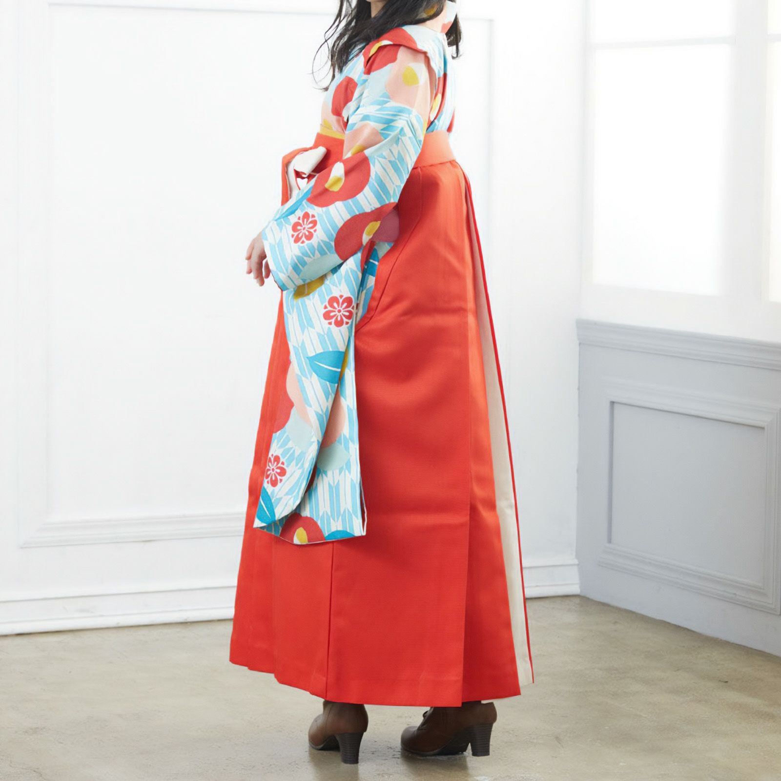 中古品】ジュニア用 振袖単品「クリーム/水色 矢絣に椿」仕立て上がり