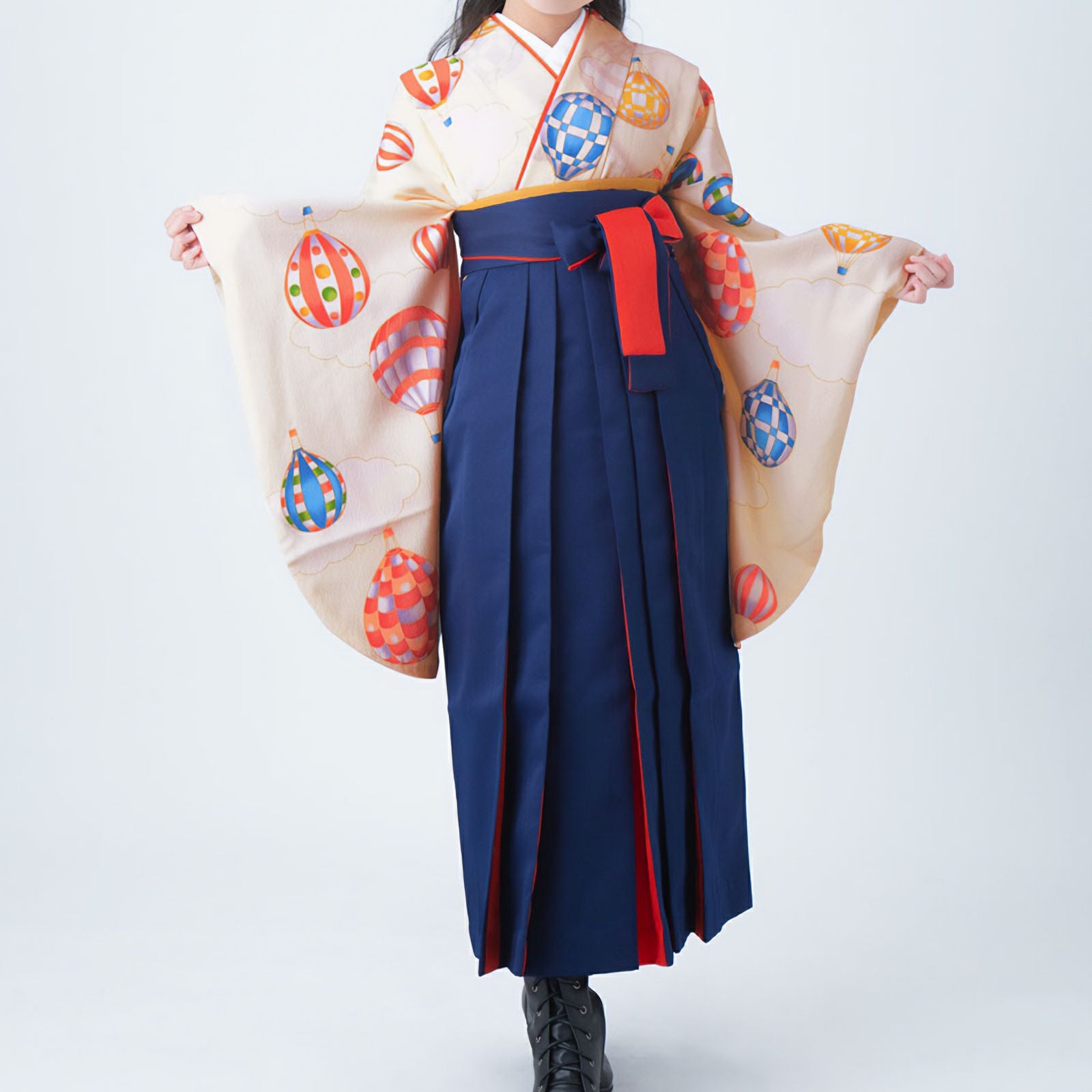 【中古品】ジュニア用 振袖単品 ショート丈「クリーム　気球」仕立て上がり 小振袖 着物 子ども 子供 キッズ ジュニア 女の子 卒業式 小学校 小学生 中学校 中学生 十三参り 十三詣り 1/2成人式 ハーフ成人式 貸衣装処分 レンタル処分品