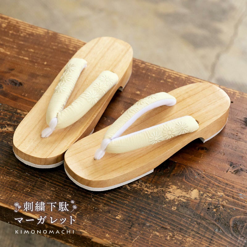 女性下駄単品「刺繍下駄　マーガレット　アイボリー」フリーサイズ（Lサイズ） 23～24.5cm 痛くなりにくい 下駄 女性 レディース KIMONOMACHIオリジナル 桐下駄 浴衣・夏着物に 浴衣下駄