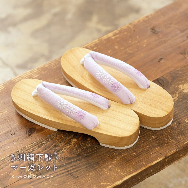 女性下駄単品「刺繍下駄　マーガレット 　ペールパープル」フリーサイズ（Lサイズ） 23～24.5cm 痛くなりにくい 下駄 女性 レディース KIMONOMACHIオリジナル 桐下駄 浴衣・夏着物に 浴衣下駄