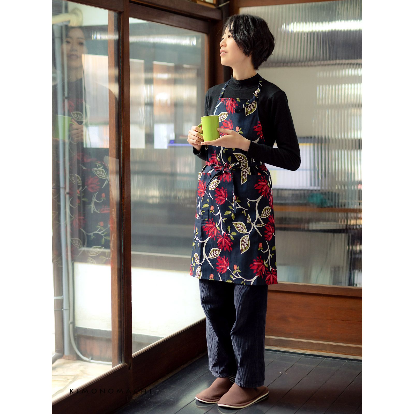 エプロン「ネイビーブラックモダンフラワー」実用的 日本製 オシャレ