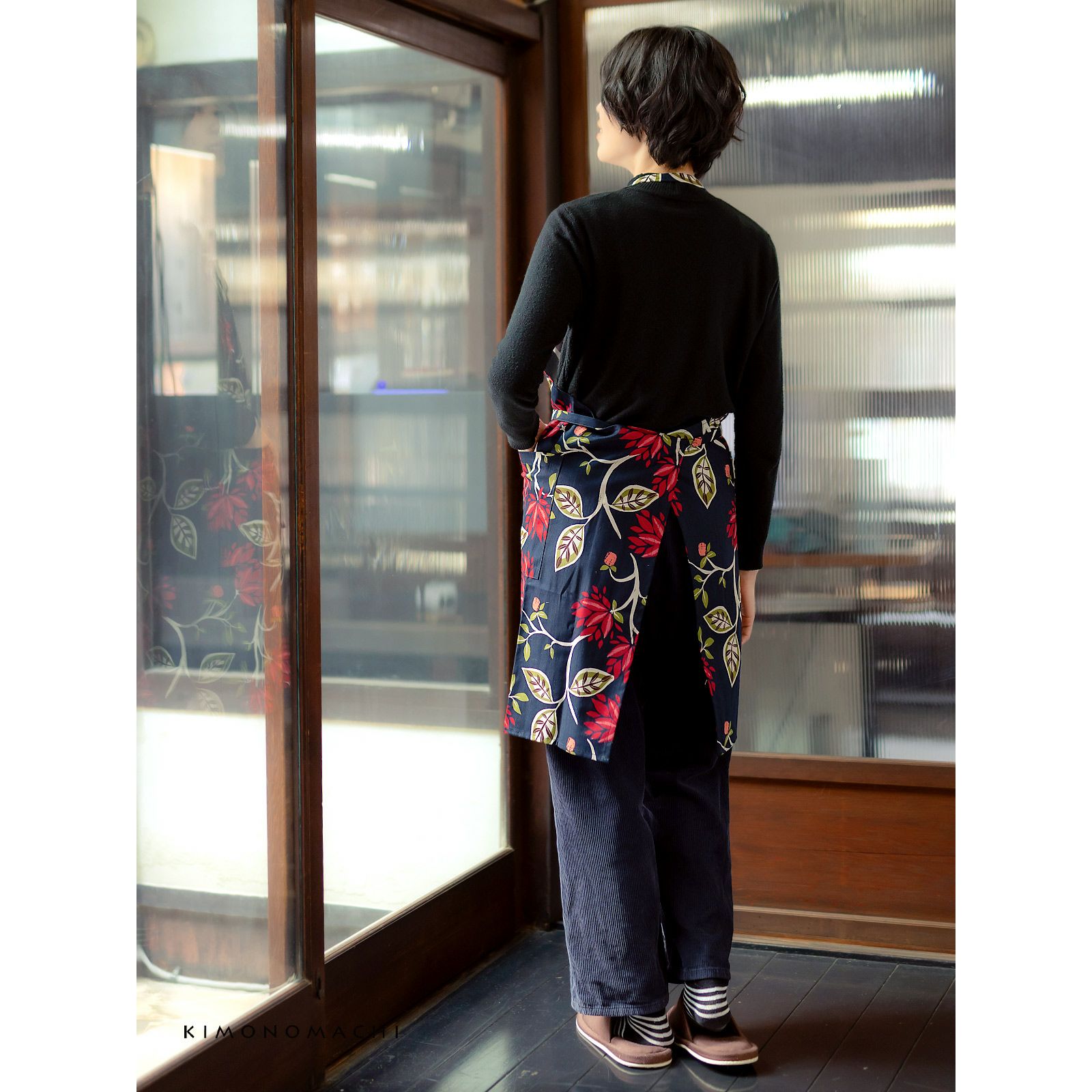 エプロン「ネイビーブラックモダンフラワー」実用的 日本製 オシャレ