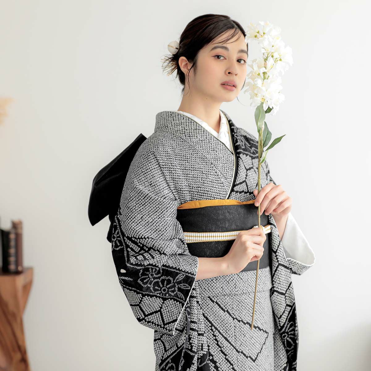 華やかなグレー地熨斗柄振り袖 　　仕立て前の仮絵羽状態です Ma Minette×本田紗来の振袖-グレー|ハタチ記念の新作振袖ご
