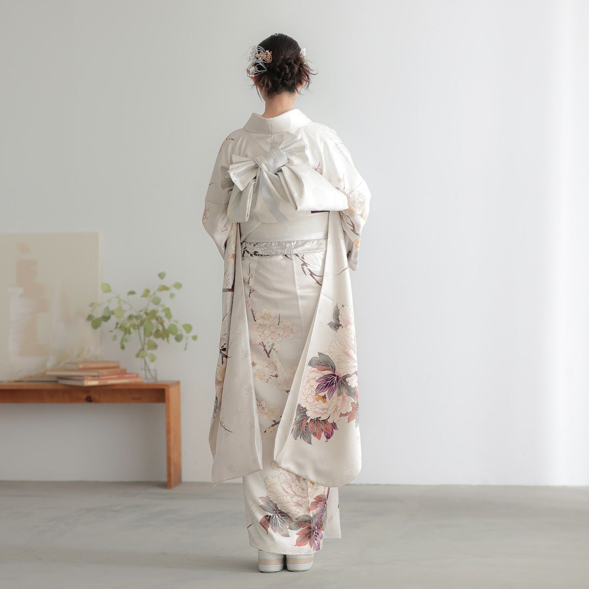 本振袖/美品/正絹/白地/扇と菊/重衿付/比翼/仕立上がり/適応身長147～155㎝/7030 本振袖/美品/正絹/白地/扇と菊/重衿付/比翼/仕立上がり/適応身長147
