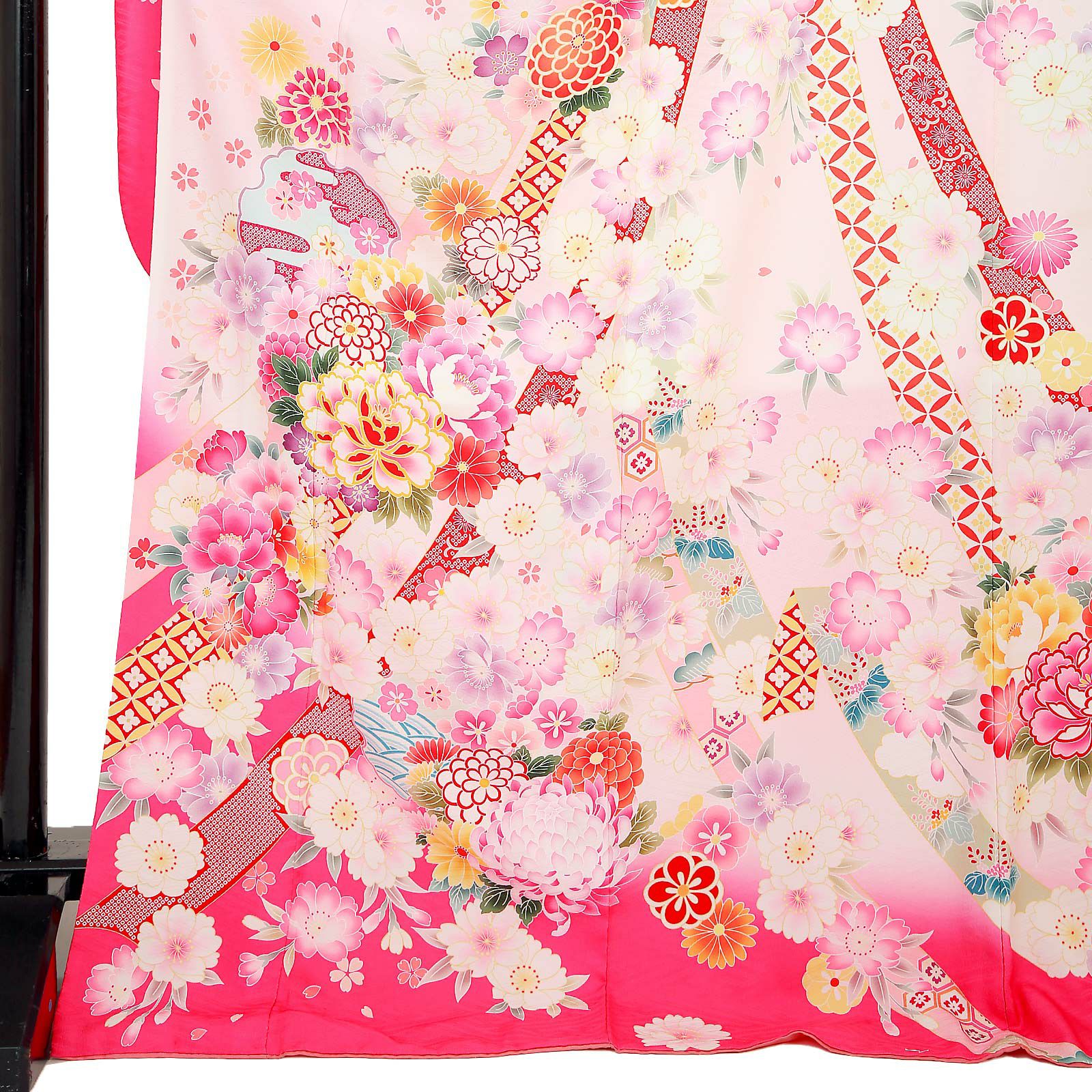 中古品】仕立て上がり 振袖「束ね熨斗 牡丹 菊 桜 桜色 ピンクぼかし