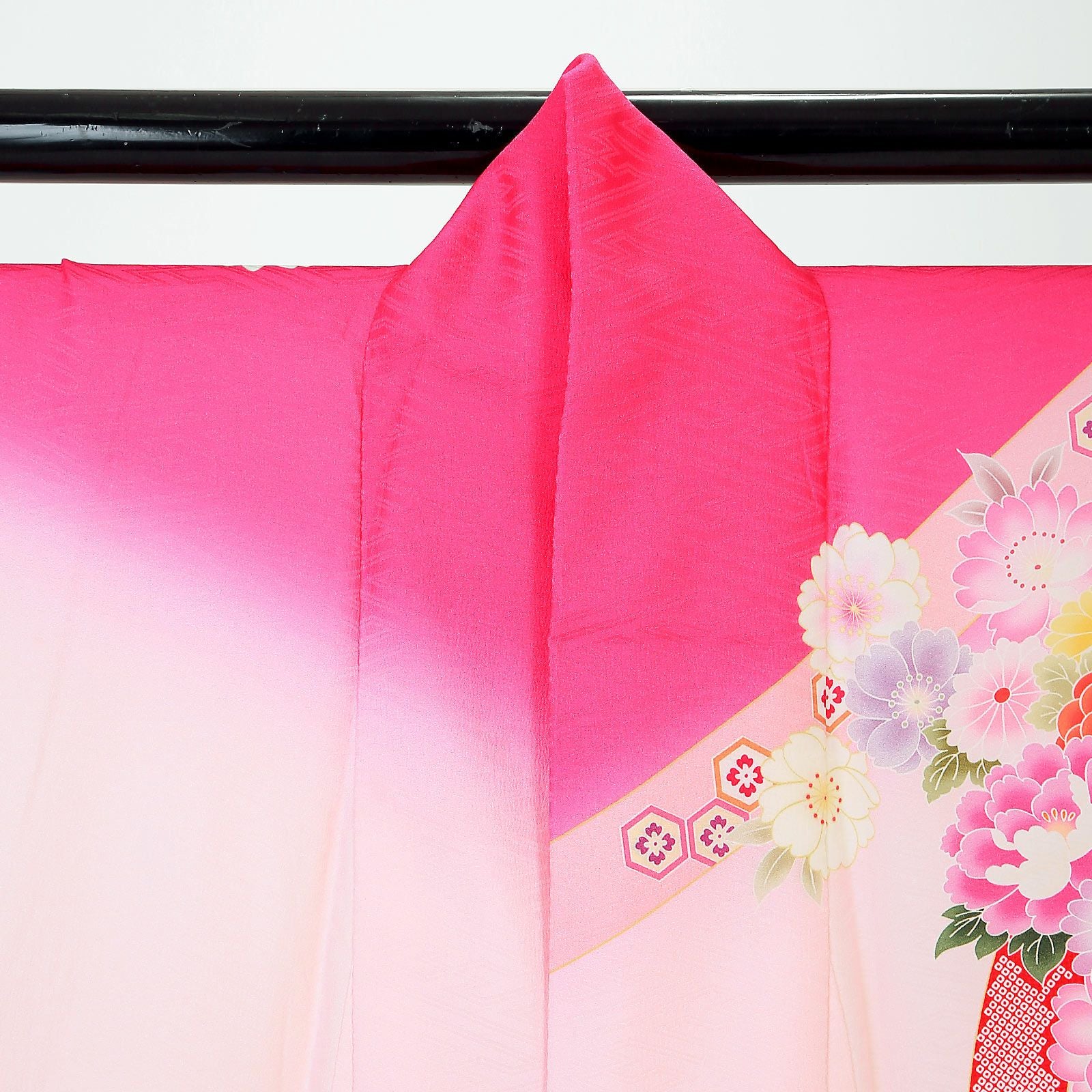 中古品】仕立て上がり 振袖「束ね熨斗 牡丹 菊 桜 桜色 ピンクぼかし