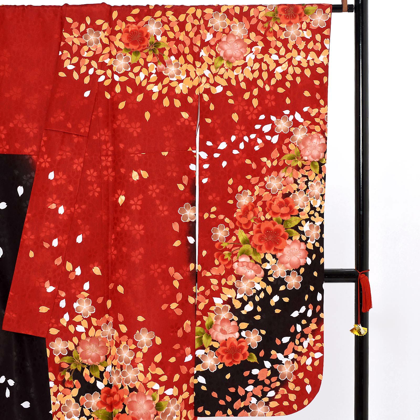 中古品】仕立て上がり 振袖「桜吹雪 緋色 黒ぼかし」貸衣装処分